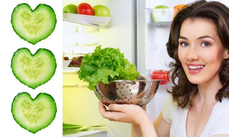 Meedchen mat Produkter aus deenen e kosmetescht Produkt fir d'Gesiichtshaut Verjüngung virbereet gëtt